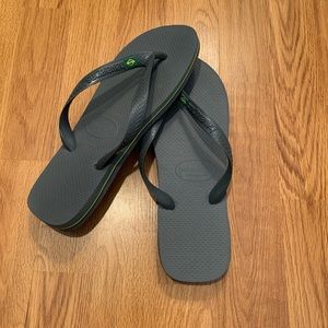 Havaianas men’s flip flops in gray size USA 9